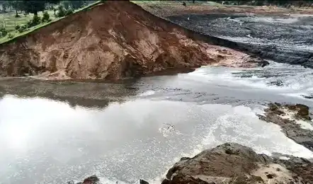 जल संसाधन विभाग कागजों पर करते रह गया मेंटेनेंस का काम, डेम टूटने से बह गए 2 घर 8 लोग, 3 की मौत, रेस्क्यू जारी…
