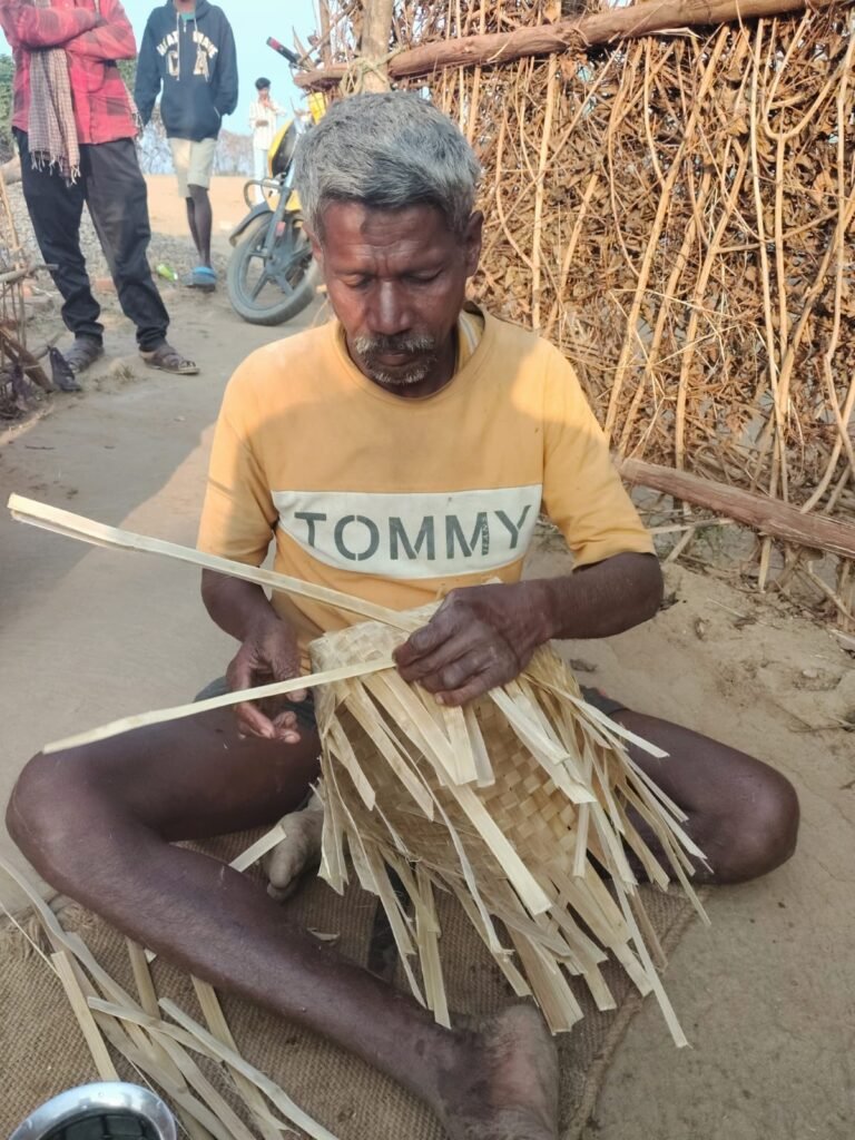 आखिर राष्ट्रपति के दत्तक पुत्र को क्यों नहीं मिला शासन की योजनाओं का लाभ…हमर उत्थान सेवा समिति का सवाल : आखिर जवाबदेही किसकी है ?