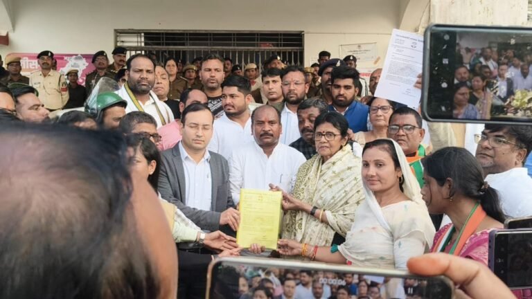 एकदिवसीय जिला कांग्रेस कमेटी का कलेक्टर कार्यालय घेराव, जमकर नारेबाजी,मुख्य सचिव के नाम सौंपा गया ज्ञापन…