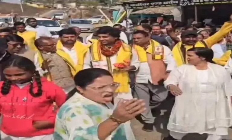 नेताओं के स्वागत में सड़क पर खड़े रहे बच्चे, वीडियो वायरल होते ही हेड मास्टर सस्पेंड…