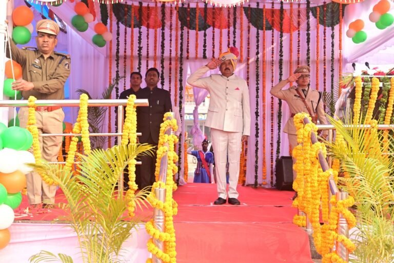 जिले में शान से लहराया तिरंगा, राज्यसभा सांसद देवेन्द्र प्रताप सिंह ने किया ध्वजारोहण…