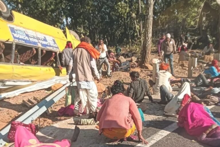 छत्तीसगढ़-झारखंड सीमा पर भीषण बस हादसा: मृतकों की संख्या 10 हुई, इलाके में मातम…