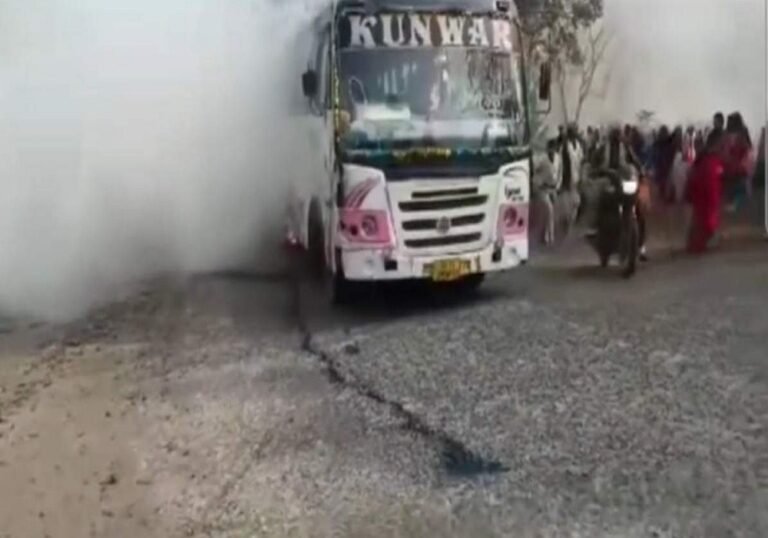 सूरजपुर: मसनकी घाट के पास चलती यात्री बस में लगी आग, यात्रियों ने कूदकर बचाई जान..