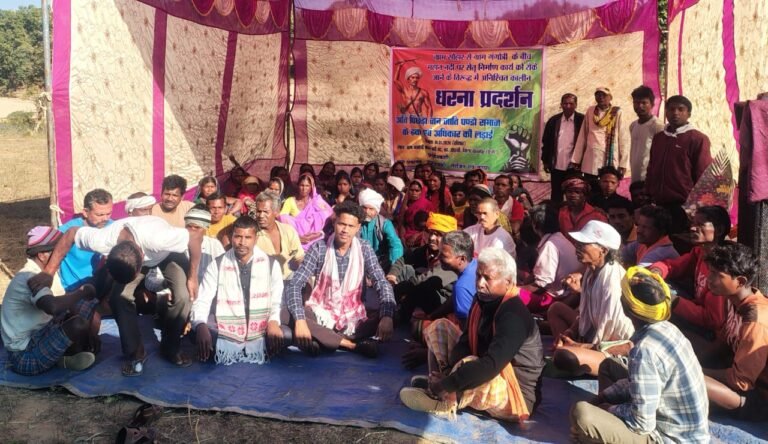 हक की मांग 15 दिनों से ग्रामीणों की जारी हड़ताल, शासन प्रशासन मौन…