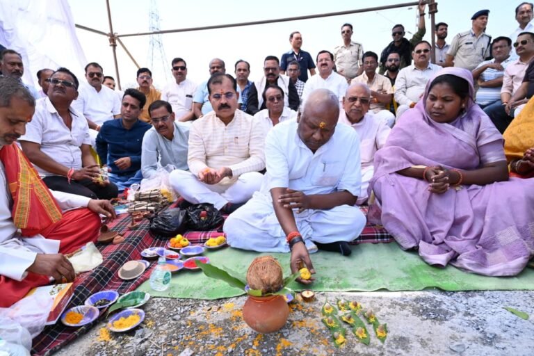 सांसद चिंतामणि महराज ने अंबिकापुर रेलवे स्टेशन के 2 नए प्लेटफार्म सहित विकास कार्यों की रखी आधारशिला,10 करोड़ के विकास कार्यों का किया भूमिपूजन…