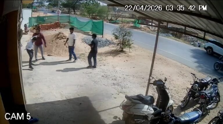 सरगुजा में दबंगई, सरकारी दफ्तर में घुसकर पटवारी और ऑपरेटर की बेरहमी से पिटाई…