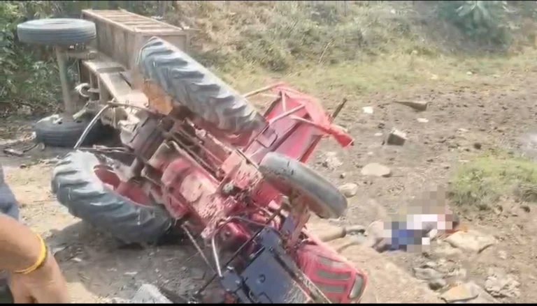 सुरजपुर: अनियंत्रित ट्रैक्टर पलटने से चालक की दर्दनाक मौत, इलाके में सनसनी…