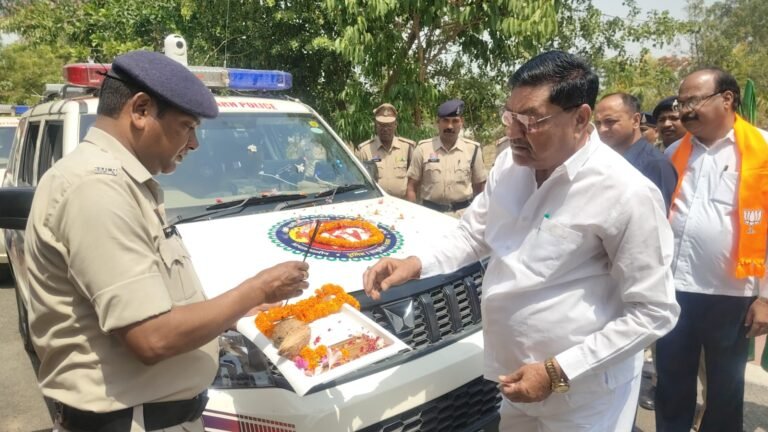 सूरजपुर में खाद्य मंत्री दयालदास बघेल ने डॉयल 112 की वाहनों को थानों के लिए किया रवाना…