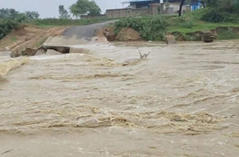 सूरजपुर में भ्रष्टाचार की भेंट चढ़ा 15 लाख का रपटा, पहली ही बारिश में गोबरी नदी में बहा; निर्माण के महज 15 दिन बाद ही खुला पोल…