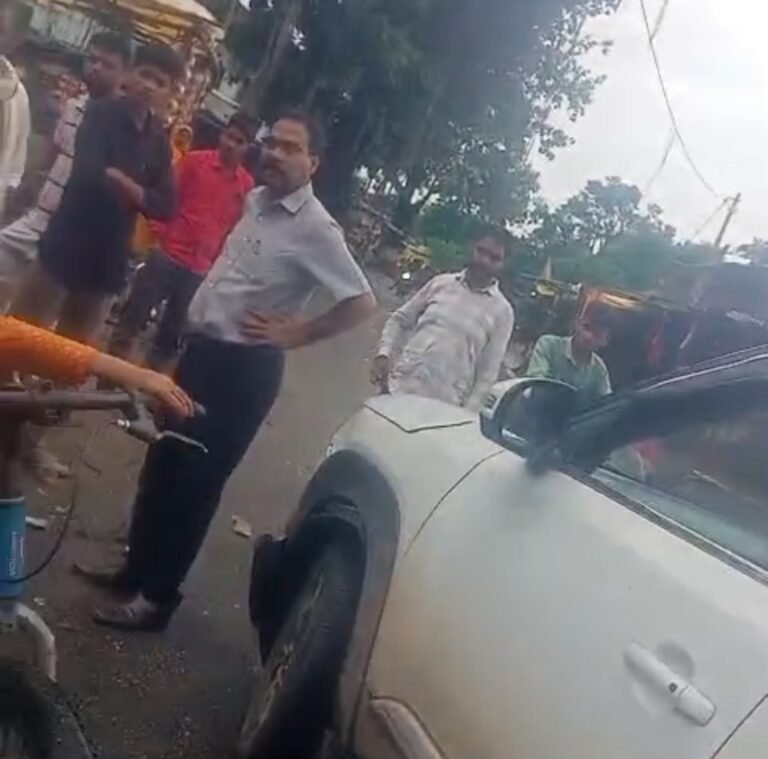 सूरजपुर में तहसीलदार की कार ने मारी खड़ी SUV को टक्कर, थाने के सामने कांग्रेसियों और ग्रामीणों का चक्काजाम…
